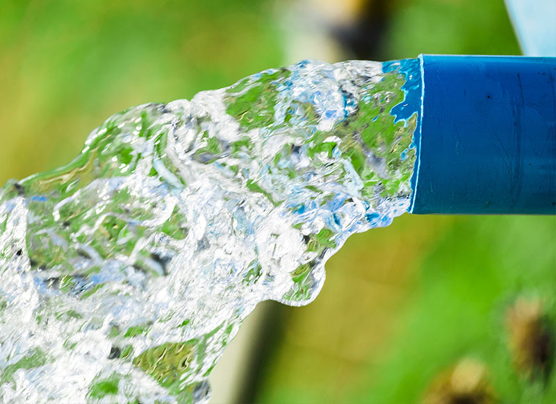 南亞塑膠PVC-U管件(俗稱PVC管件)耐酸鹼性佳，推薦用於飲用水管路、下水道排水管路等。